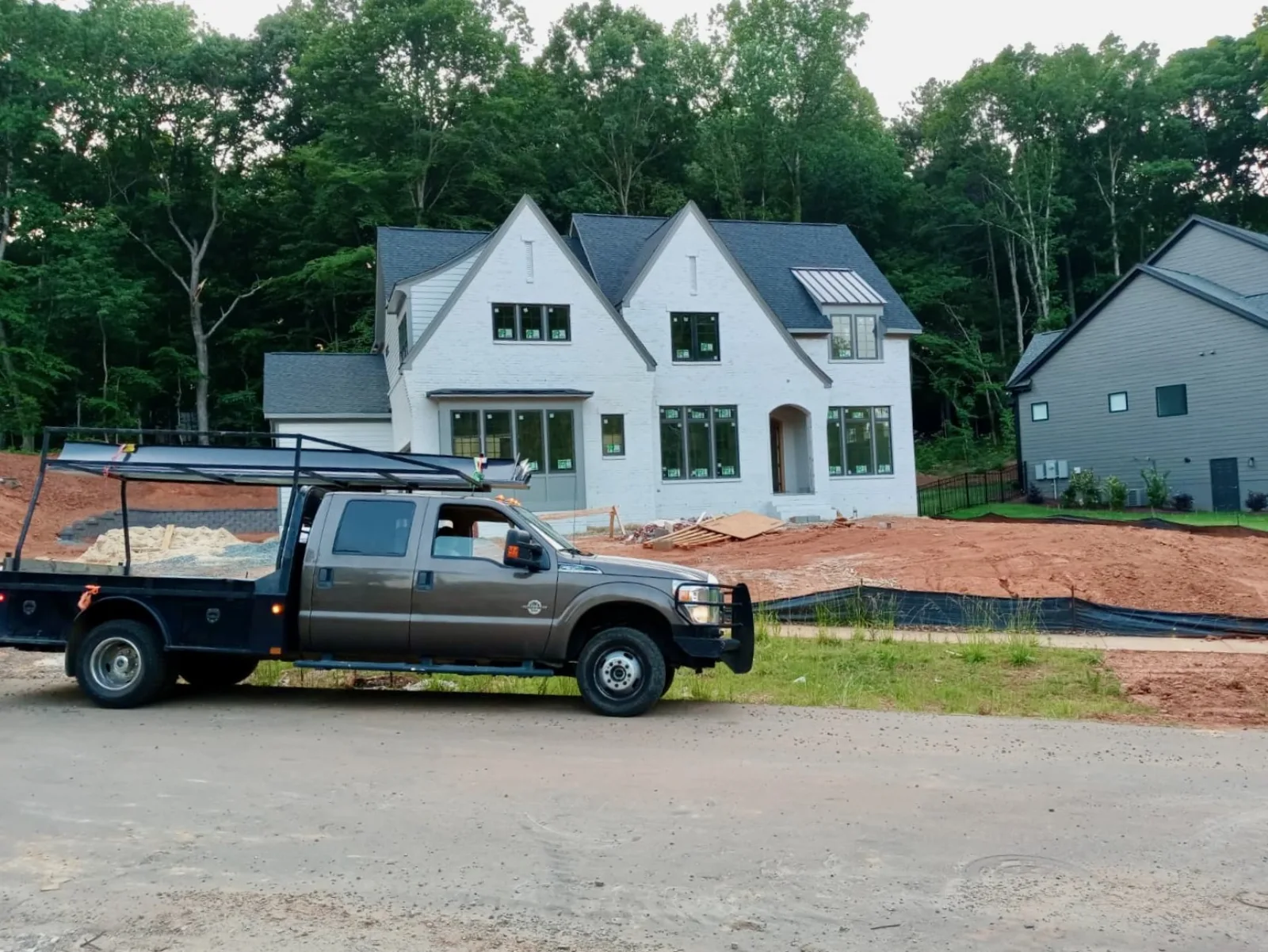Cuadrilla y camión de CG Construction LLC en una obra de techado en Carolina del Norte